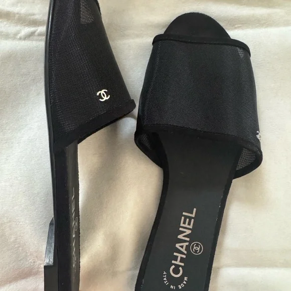 CHANEL Black Flats Minimalist Design - Picture 2 of 5